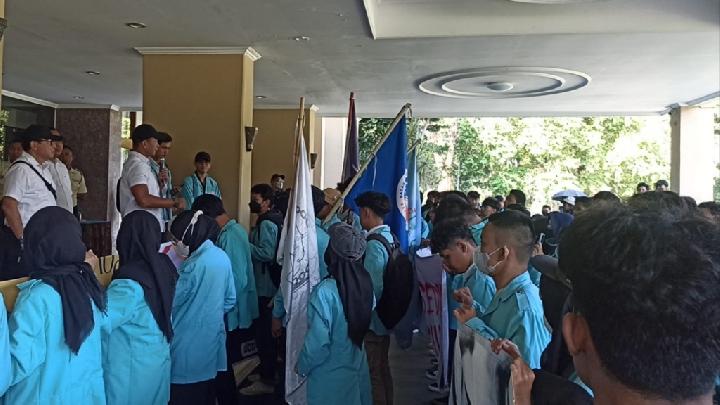Polemik UKT Mahal, DPR Desak Kemendikbud Evaluasi Kebijakan